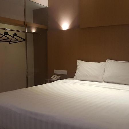 Kharisma Hotel Madiun Esterno foto