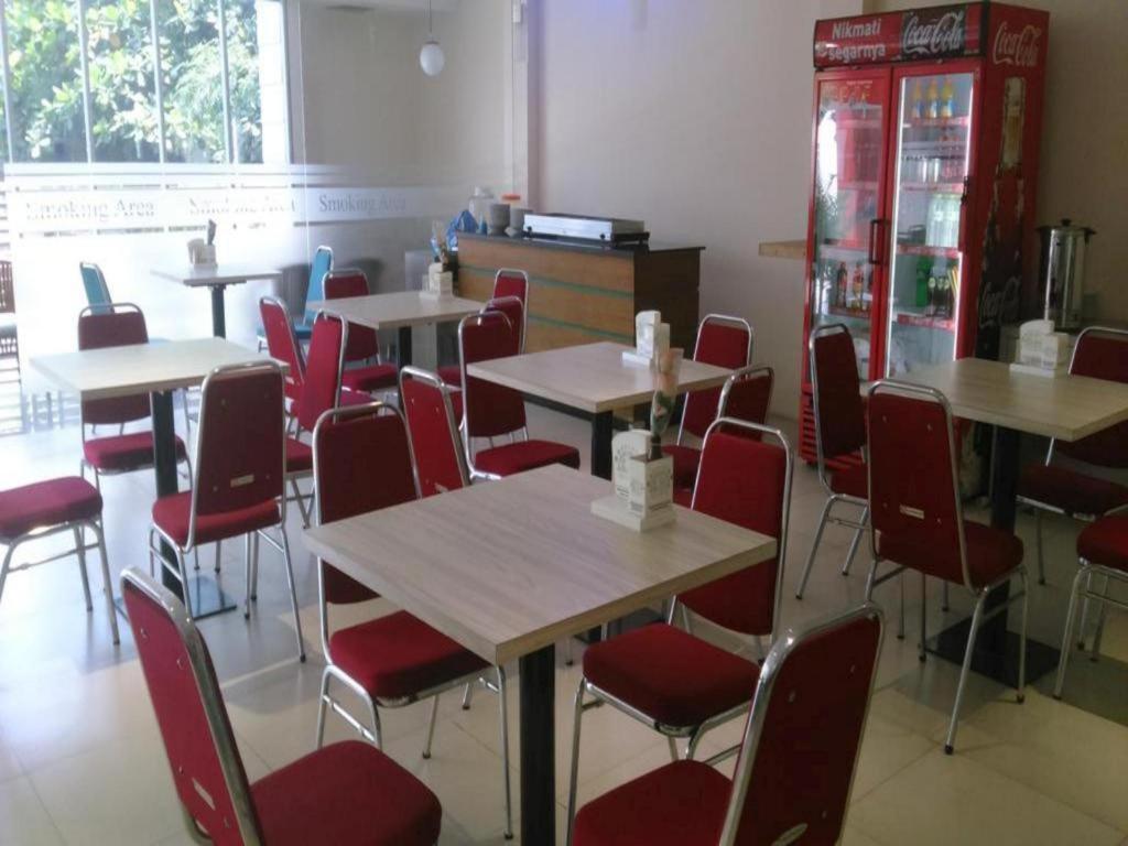 Kharisma Hotel Madiun Esterno foto