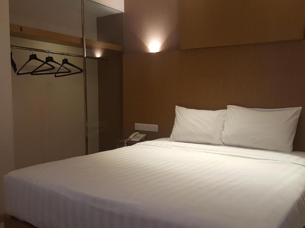 Kharisma Hotel Madiun Esterno foto
