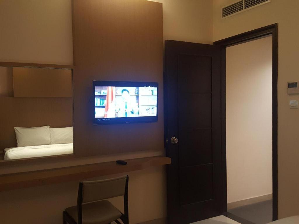 Kharisma Hotel Madiun Esterno foto