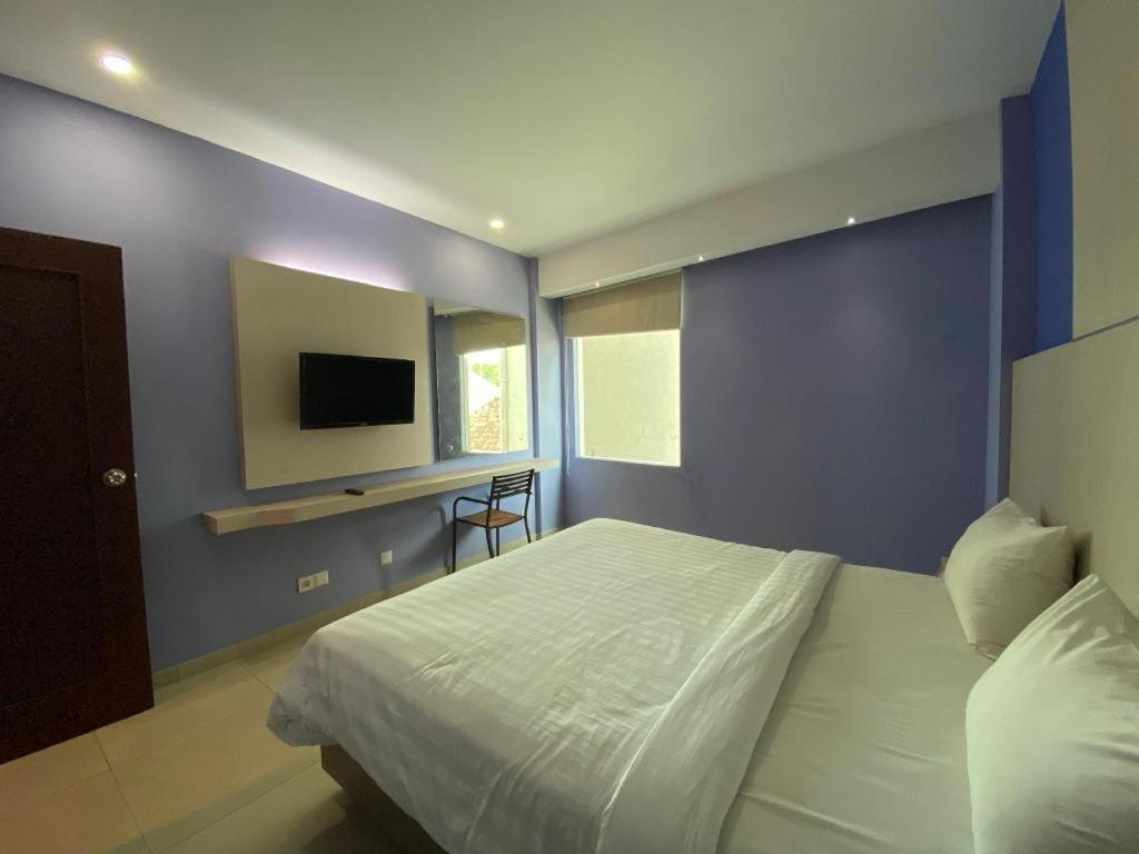Kharisma Hotel Madiun Esterno foto