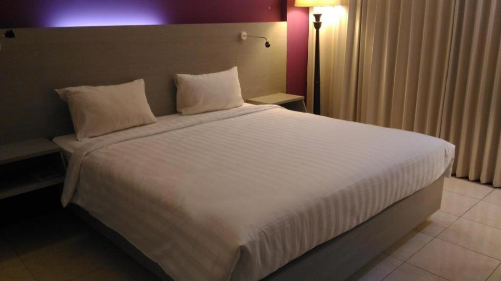 Kharisma Hotel Madiun Esterno foto