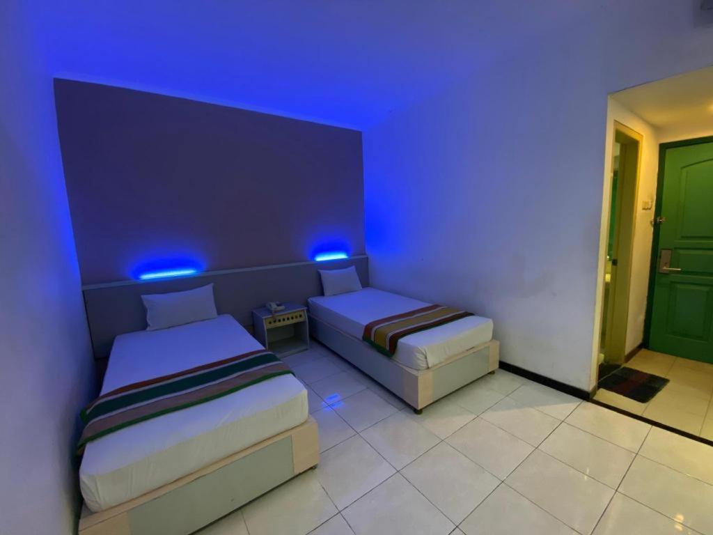 Kharisma Hotel Madiun Esterno foto