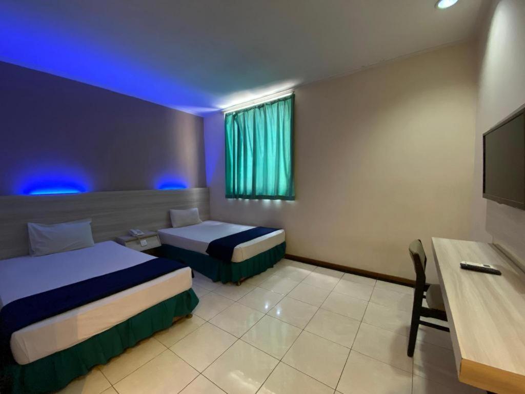 Kharisma Hotel Madiun Esterno foto