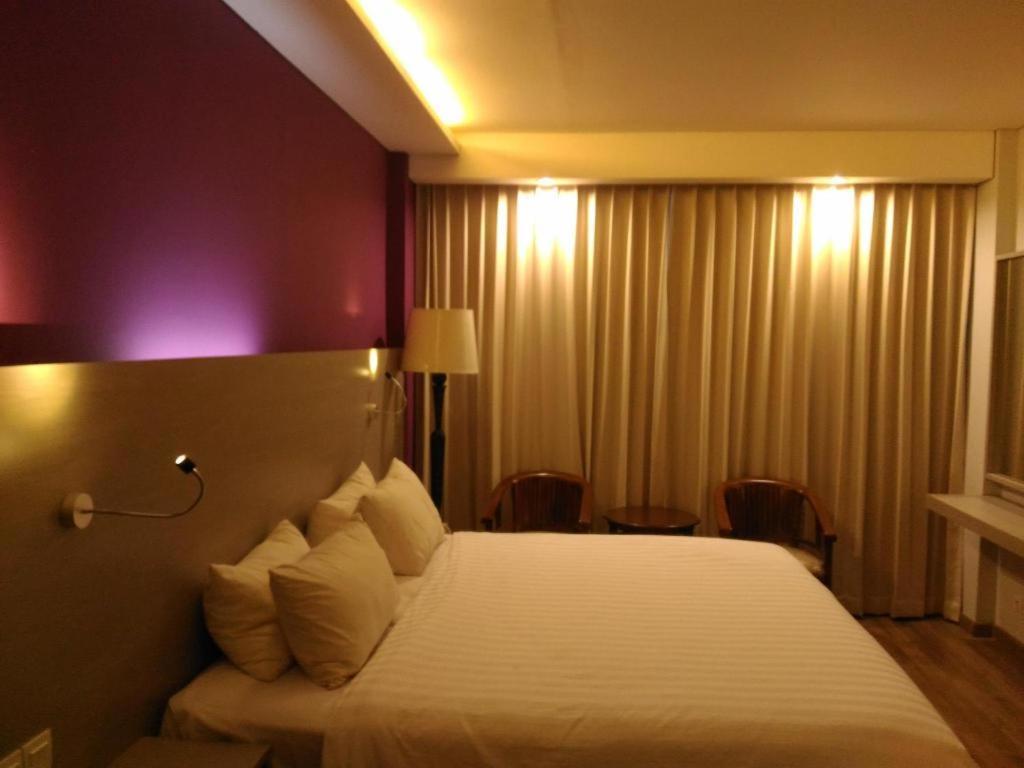 Kharisma Hotel Madiun Esterno foto