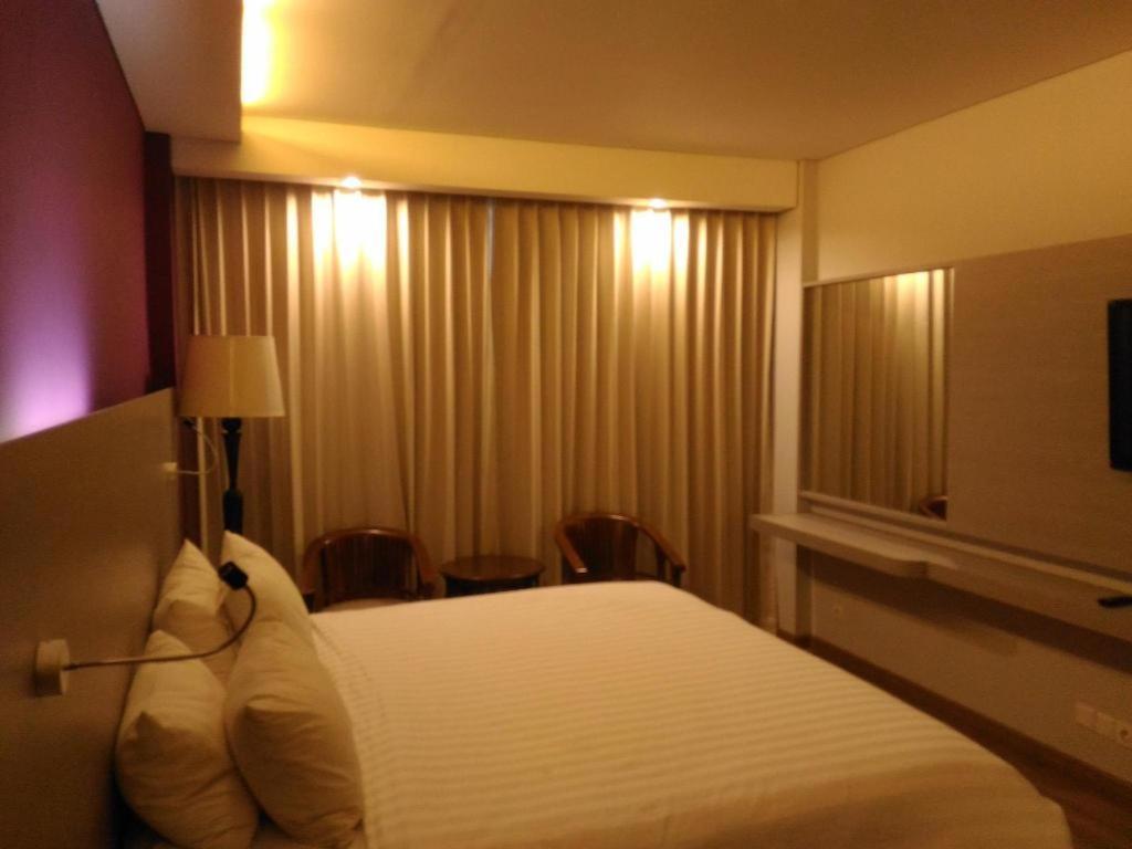 Kharisma Hotel Madiun Esterno foto