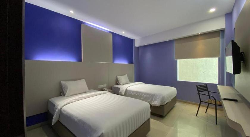Kharisma Hotel Madiun Esterno foto