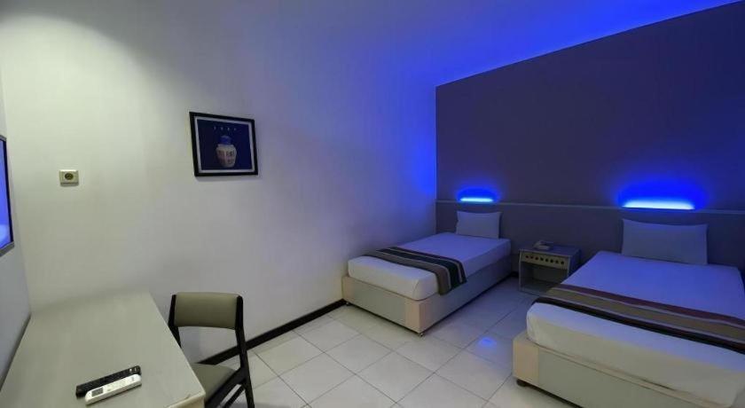 Kharisma Hotel Madiun Esterno foto