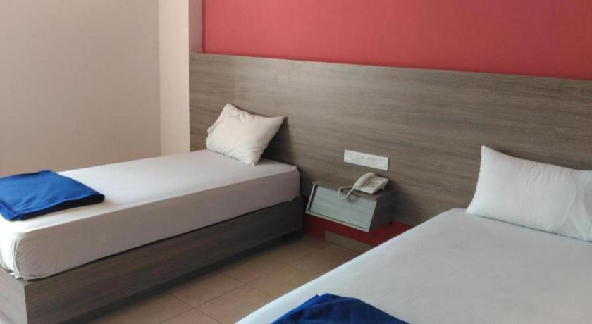 Kharisma Hotel Madiun Esterno foto