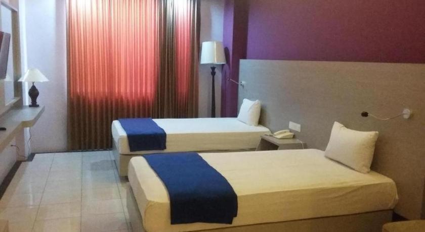 Kharisma Hotel Madiun Esterno foto