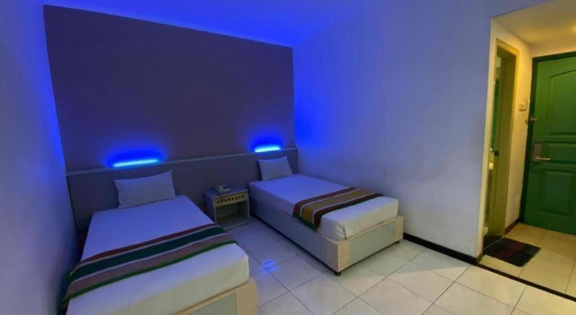 Kharisma Hotel Madiun Esterno foto