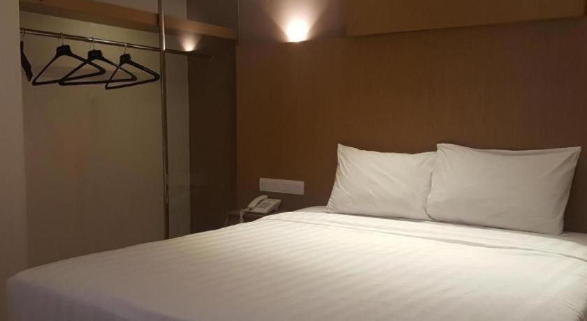 Kharisma Hotel Madiun Esterno foto