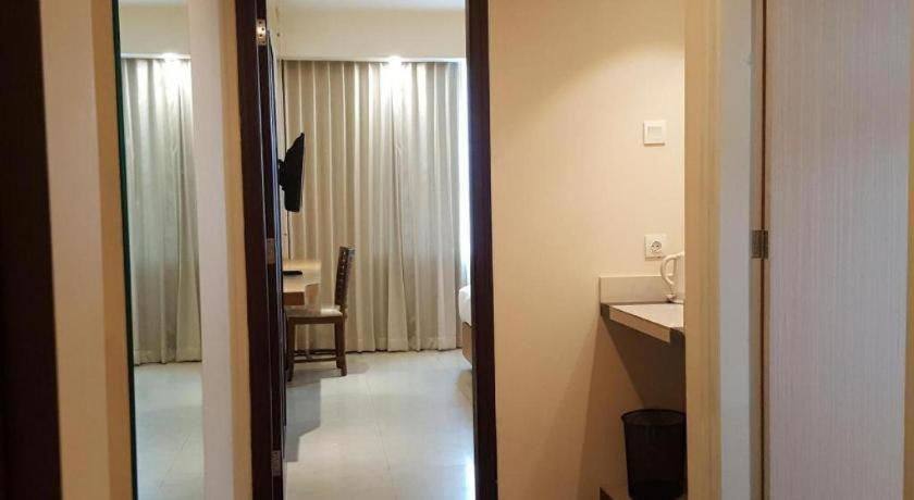 Kharisma Hotel Madiun Esterno foto