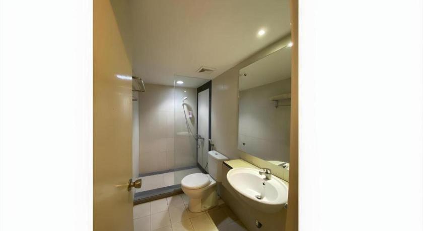 Kharisma Hotel Madiun Esterno foto
