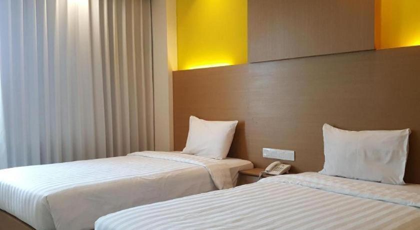 Kharisma Hotel Madiun Esterno foto