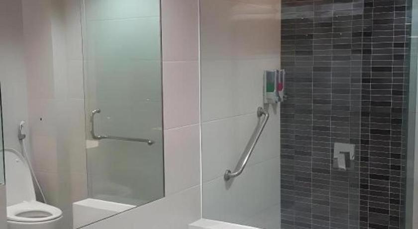 Kharisma Hotel Madiun Esterno foto