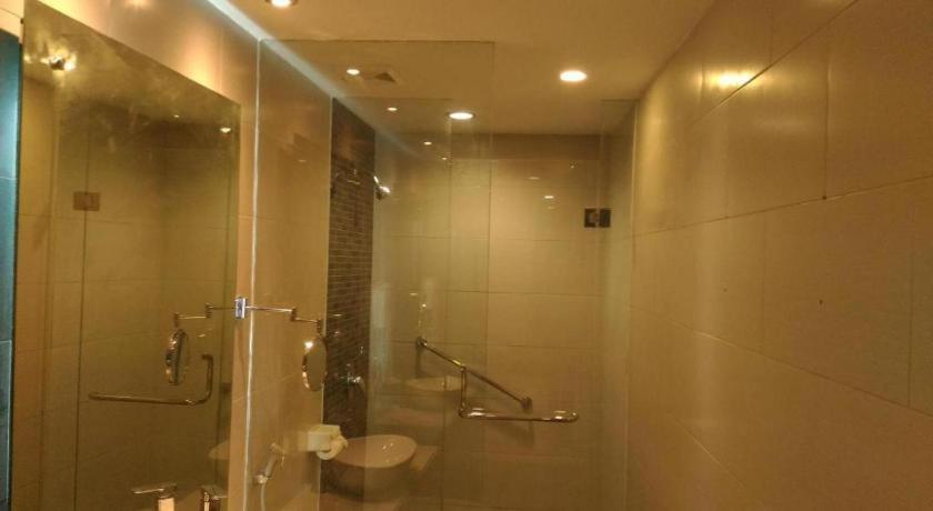 Kharisma Hotel Madiun Esterno foto