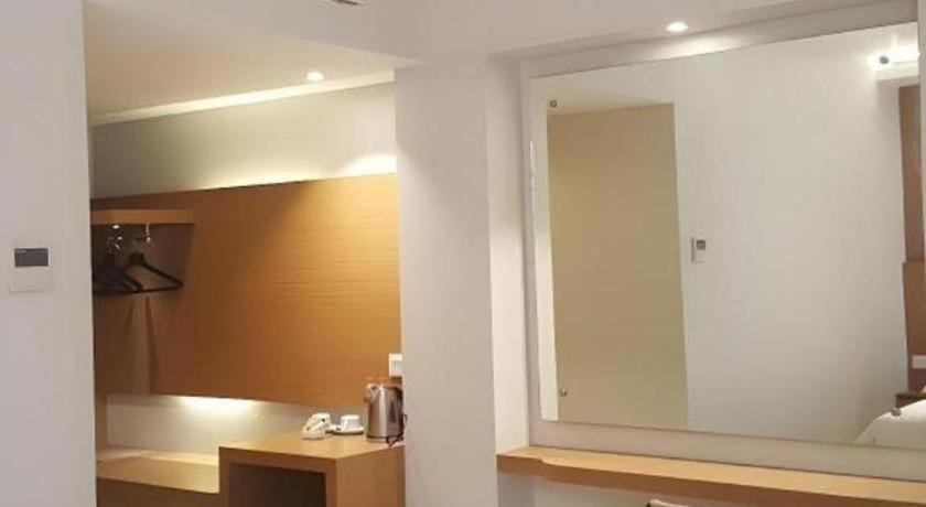Kharisma Hotel Madiun Esterno foto