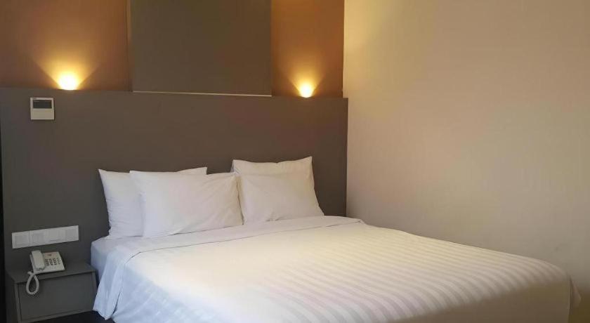Kharisma Hotel Madiun Esterno foto