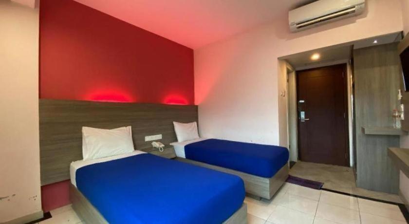 Kharisma Hotel Madiun Esterno foto