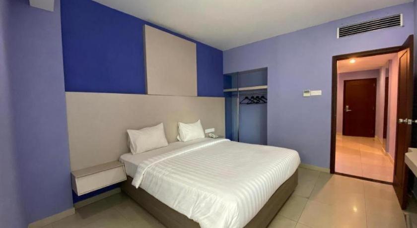 Kharisma Hotel Madiun Esterno foto