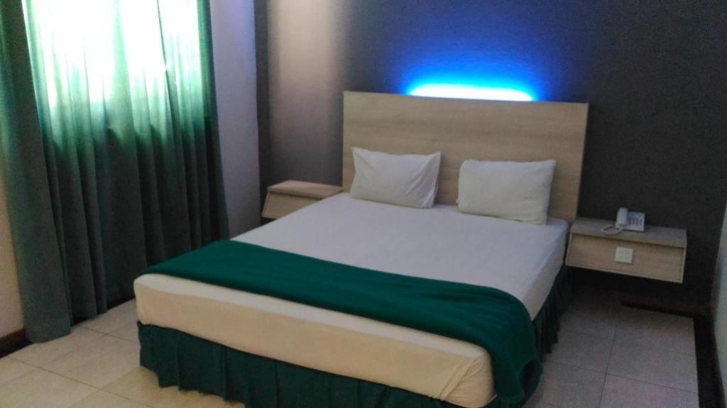 Kharisma Hotel Madiun Esterno foto