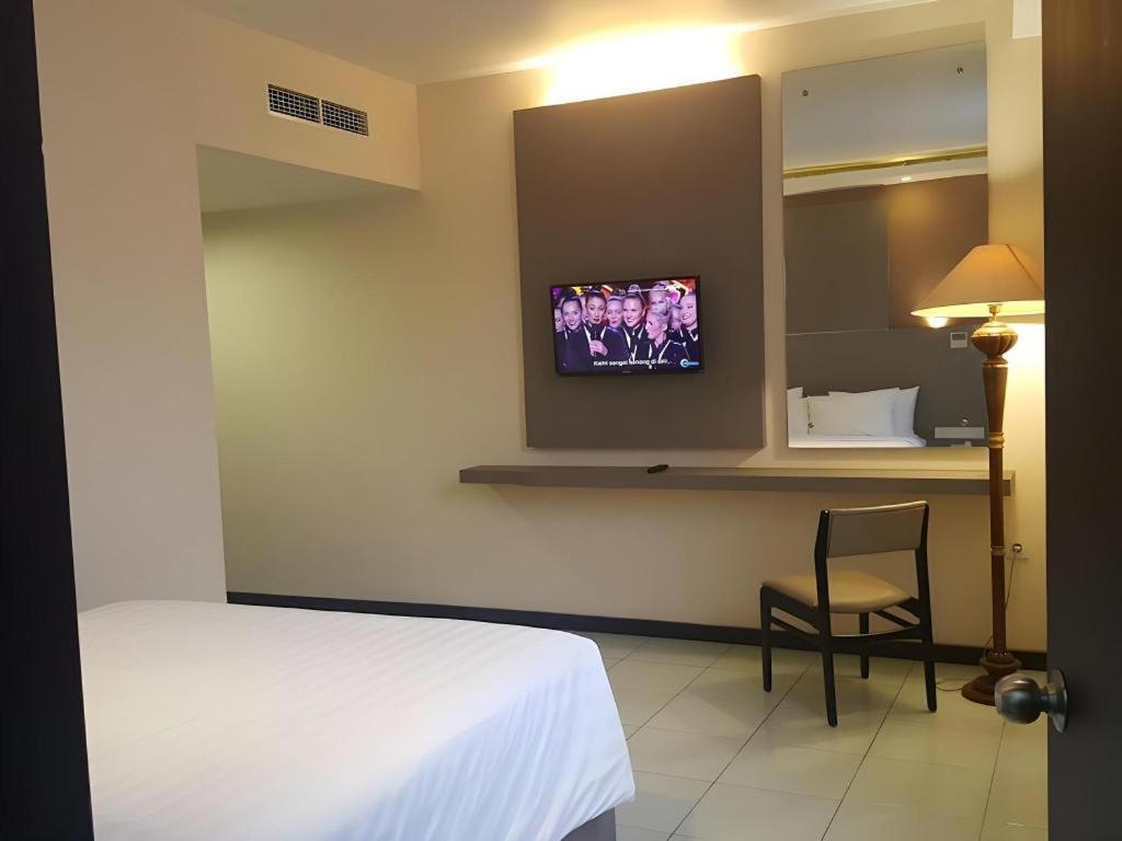 Kharisma Hotel Madiun Esterno foto