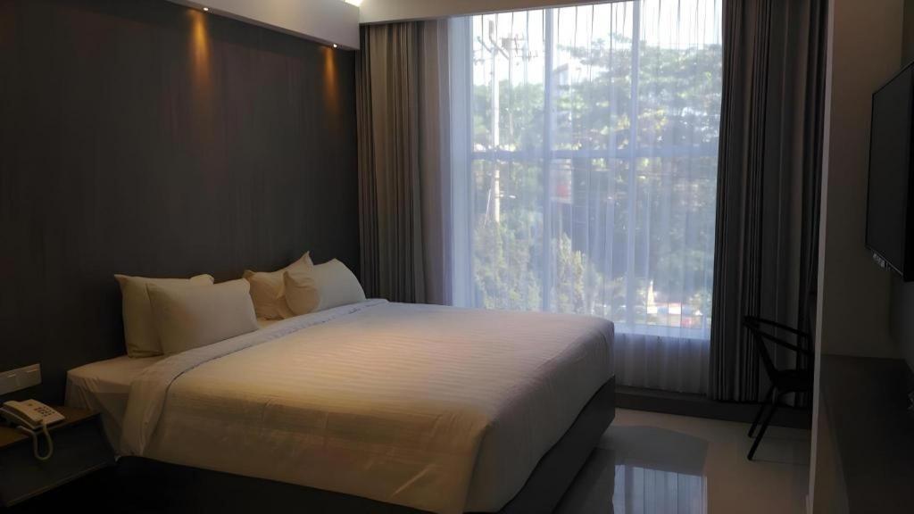 Kharisma Hotel Madiun Esterno foto