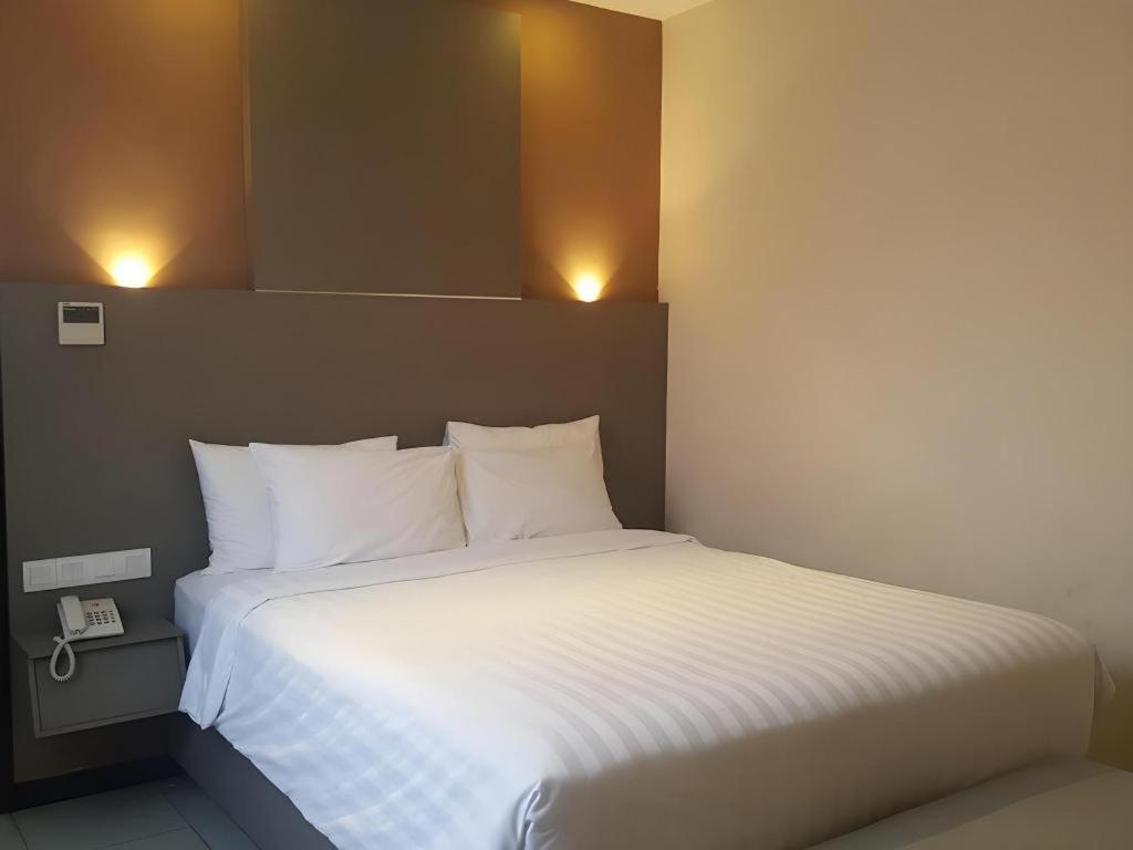 Kharisma Hotel Madiun Esterno foto