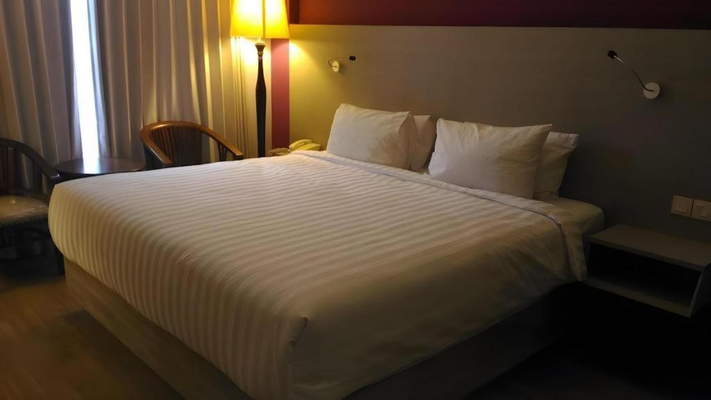 Kharisma Hotel Madiun Esterno foto