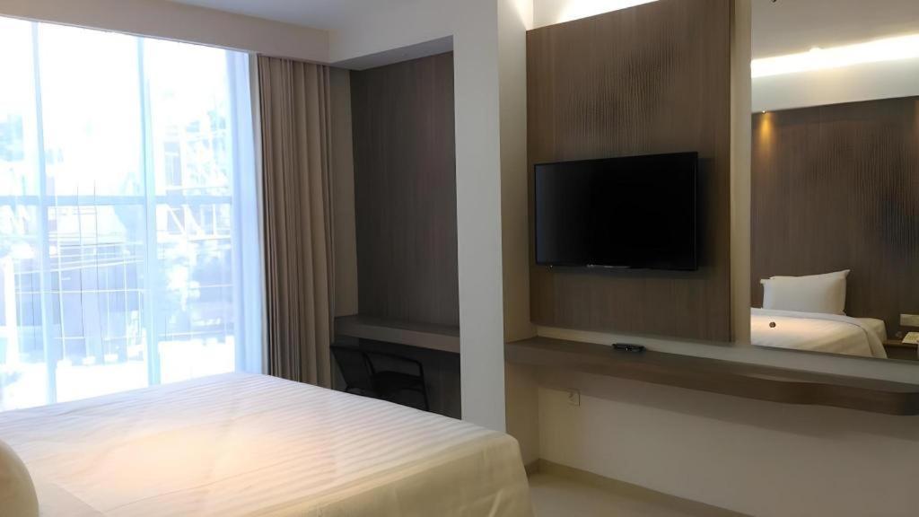Kharisma Hotel Madiun Esterno foto