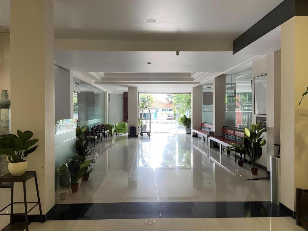 Kharisma Hotel Madiun Esterno foto