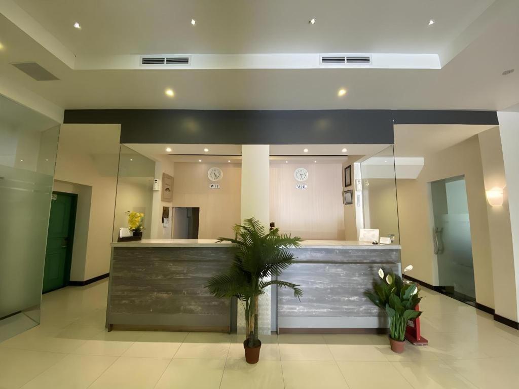 Kharisma Hotel Madiun Esterno foto